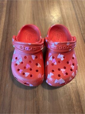 CROCS Kids Heart Print Clogs in Red and Pink